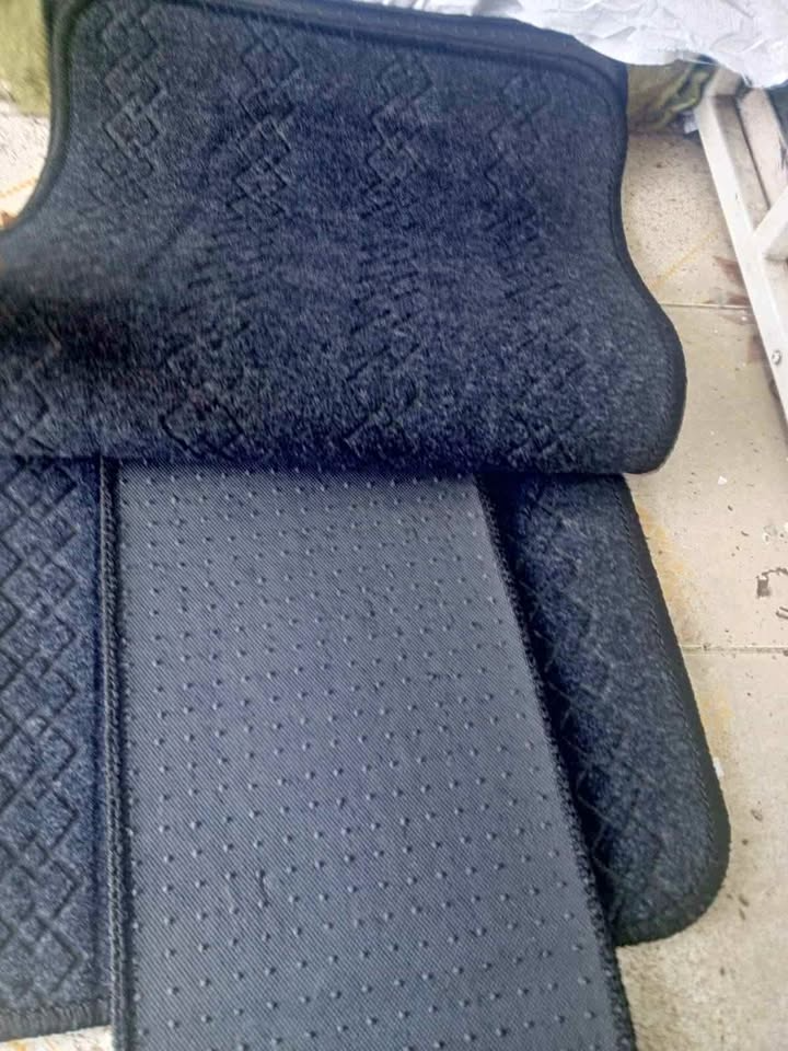 Universal Non-Slip Velvet Fabric Car Rugs Set (Heavy Black)